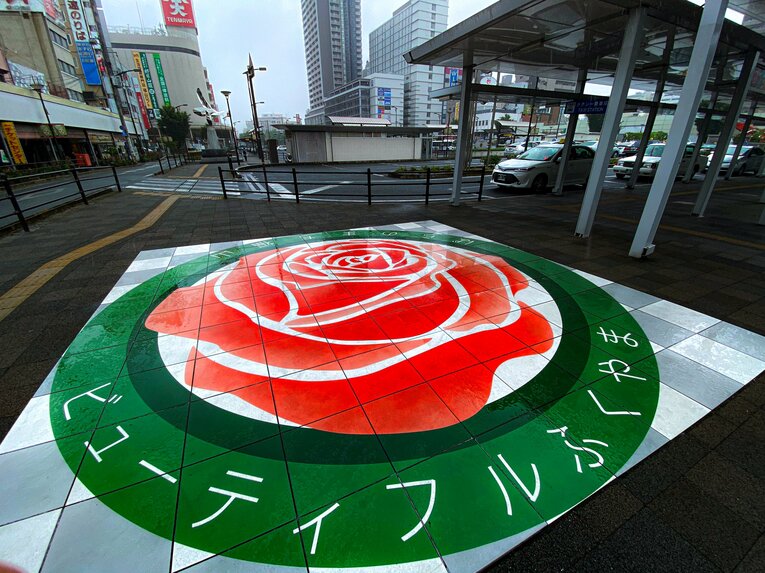 JR福山駅前の写真。福山市は「ばらのまち」としても知られており、毎年5月には「ばら祭り」が開催される