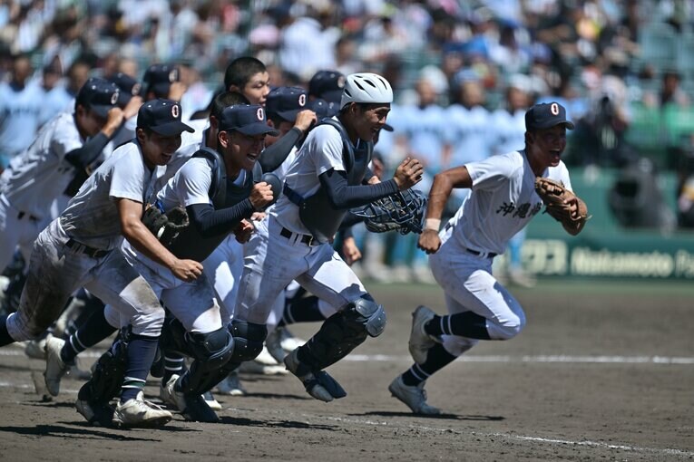 沖縄尚学、歓喜のダッシュ　©Hideki Sugiyama