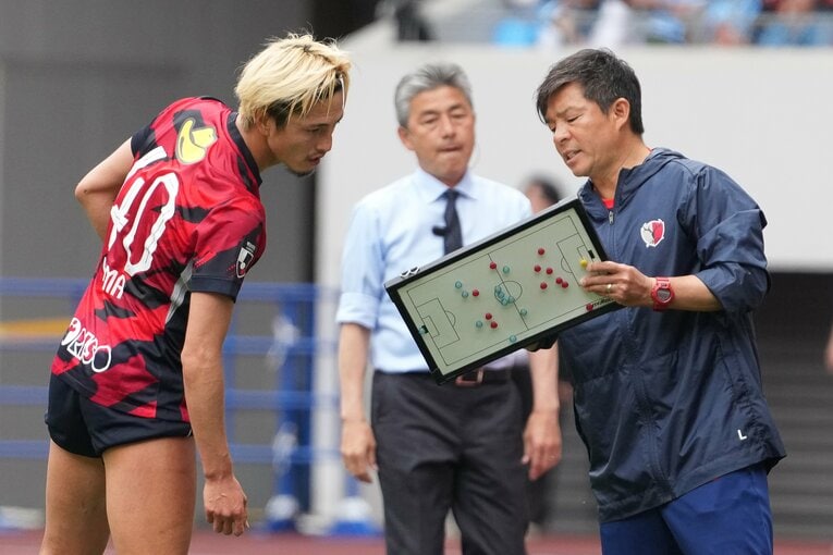 鈴木優磨に指示を送る鬼木監督　©Masashi Hara