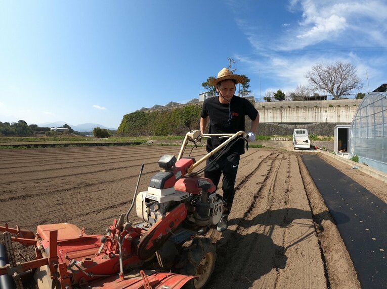 慣れない農作業だが、「新鮮で楽しい」と充実の時間を過ごしている（本人提供）