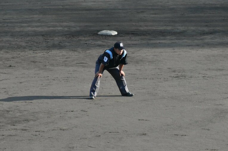 塁審を務める牧野君