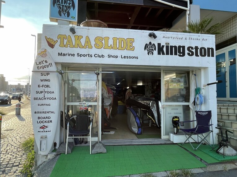 サーフショップだけでなく、地元の漁師さんも重要な情報源となる（写真は『TAKA SLIDE』の外観）　©Takashi Ishizuka