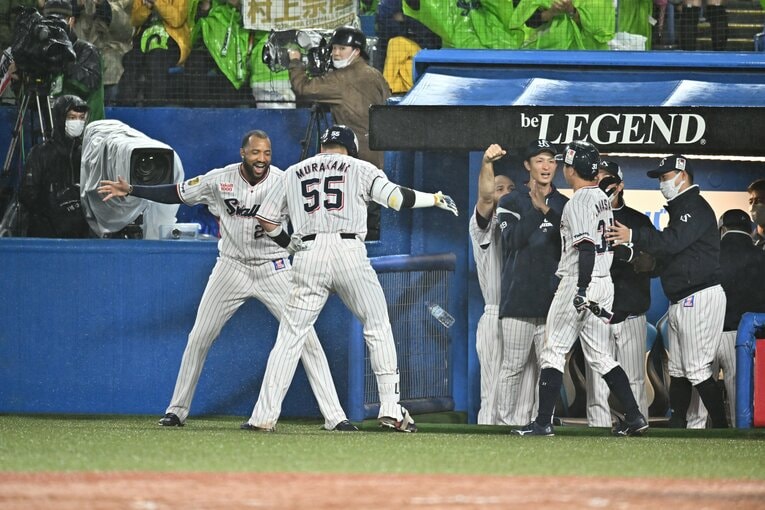 ヤクルトベンチ前でサンタナの祝福を受ける村上　©︎Hideki Sugiyama