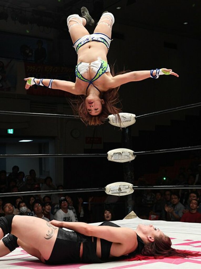 イマドキの明るい女子プロレスが話題！紫雷イオ×美闘陽子と“赤いベルト”。(2)