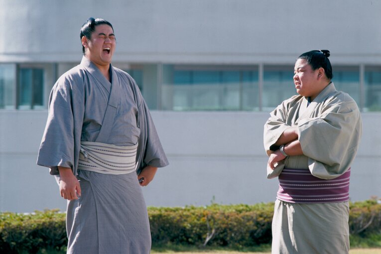 力士時代の北尾光司。写真右は現・相撲協会理事長の保志信芳（八角親方／元横綱・北勝海） ©BUNGEISHUNJU