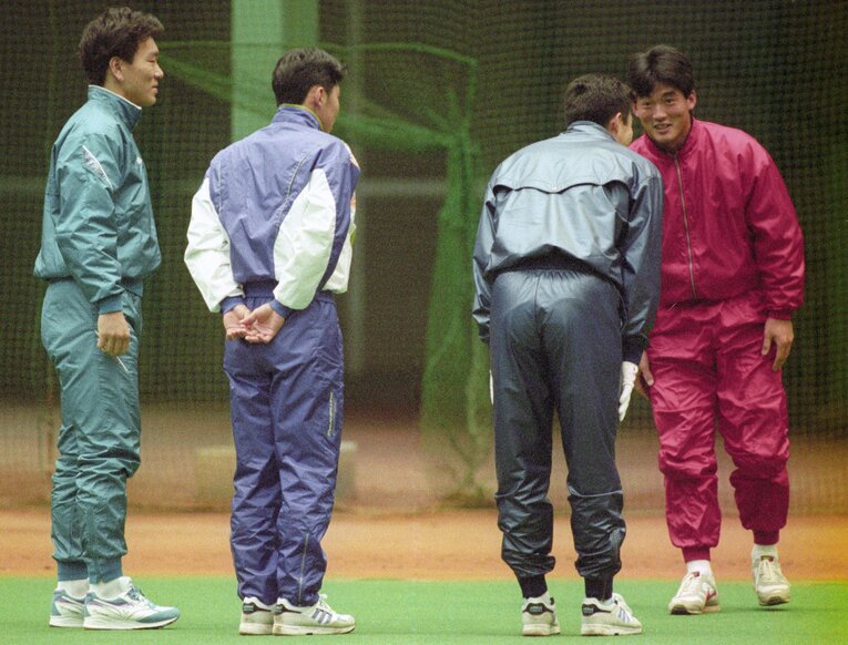 松井（左端）のプロ1年目…練習していた長嶋一茂にあいさつする©KYODO