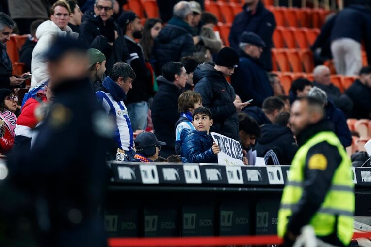 数は少なかったがメスタージャスタジアムでも久保を応援する子供ファンの姿があった、だからこそ応援のスタイルを考える必要性がある ©Daisuke Nakashima