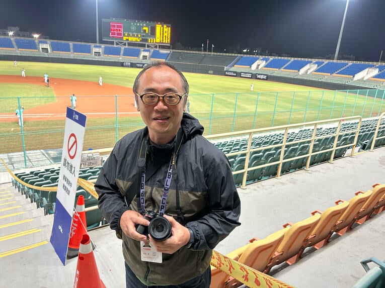 台湾野球を取材する駒田英さん　©Kou Hiroo