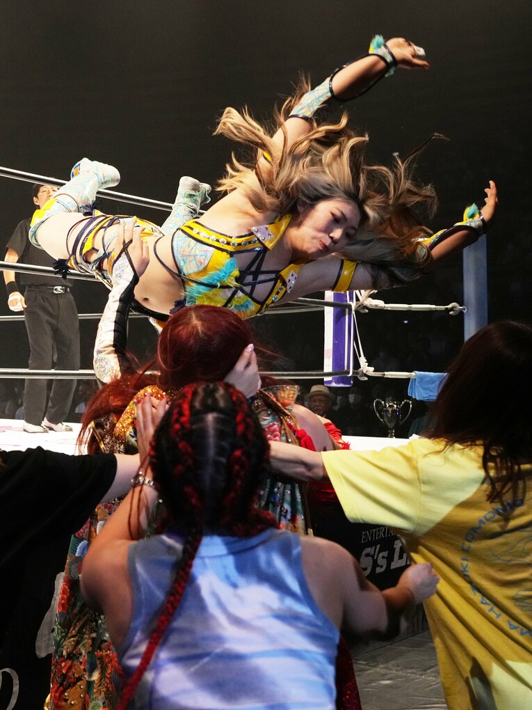 舞華とのリーグ開幕戦では思い切った場外ダイブも　©Essei Hara