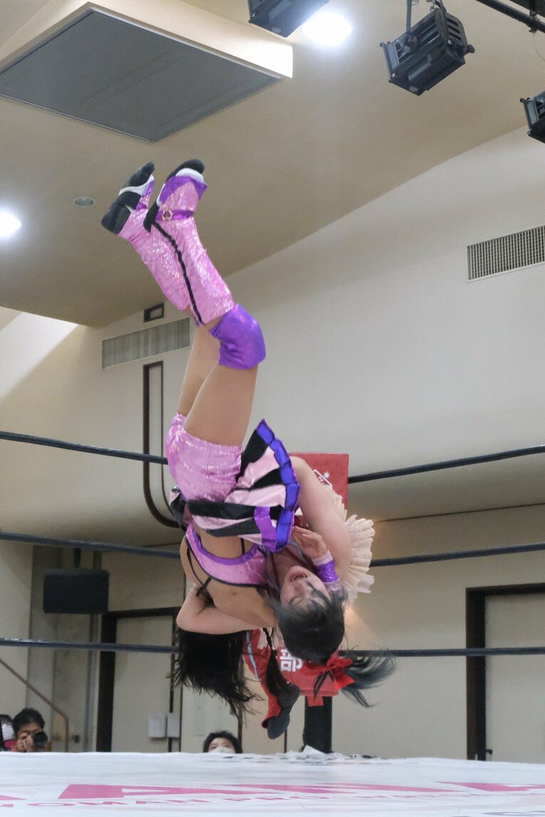 “中学生レスラー”の華麗な飛び技…「一番緊張した」チャンピオンとの一騎打ちで美蘭が見せた“成長の証”　受験勉強との両立が今後の悩み？(50)