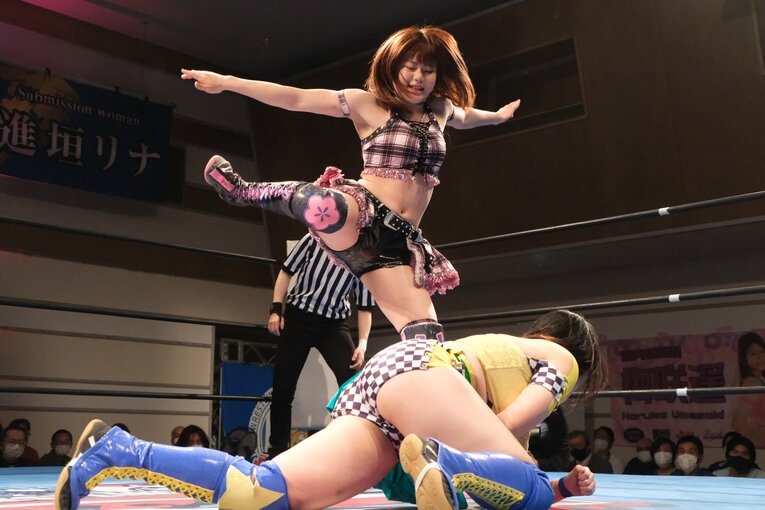 「女優vs交通情報のお姉さん」に18歳同士“意地の張り合い”対決も… 若手勢ぞろいの興行“ピースパ”に見る女子プロレスの未来(35)