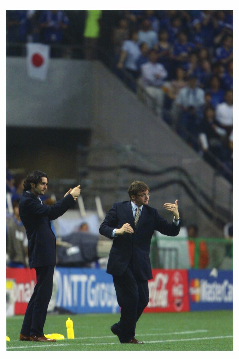 フィリップ・トルシエ監督と通訳のフローラン・ダバディ氏　©JMPA