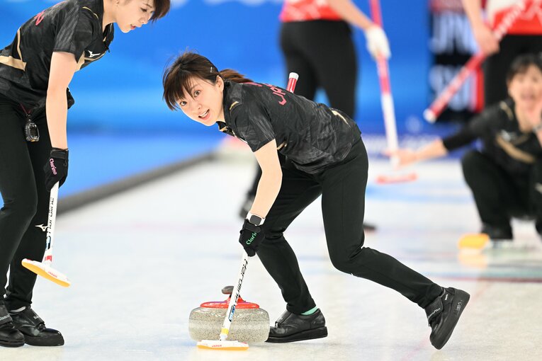 2022年北京五輪、準決勝スイス戦。セカンド・鈴木夕湖のパワフルなスイープ　©Naoya Sanuki/JMPA