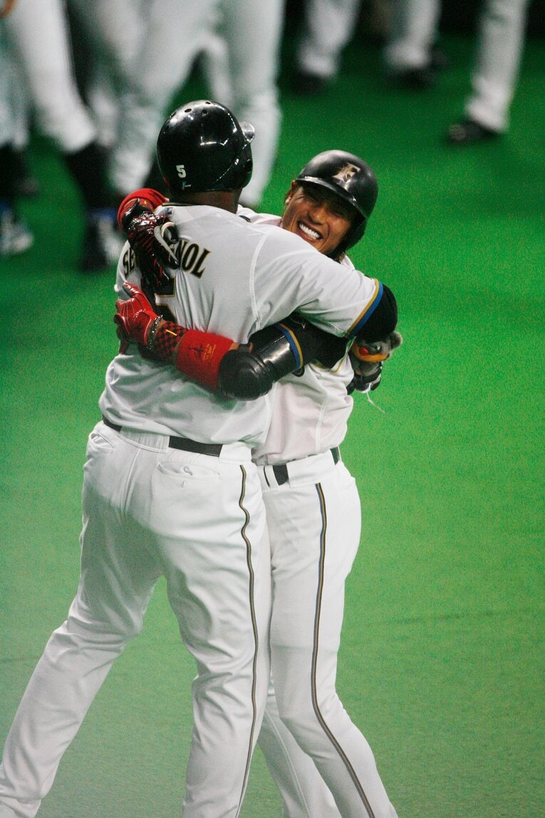 セギノールと抱き合う新庄　©︎Naoya Sanuki