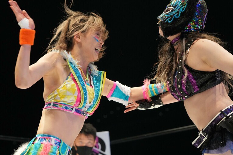 岩谷麻優のチョップを受けるキッド。2022年10月1日、武蔵野の森総合スポーツプラザ