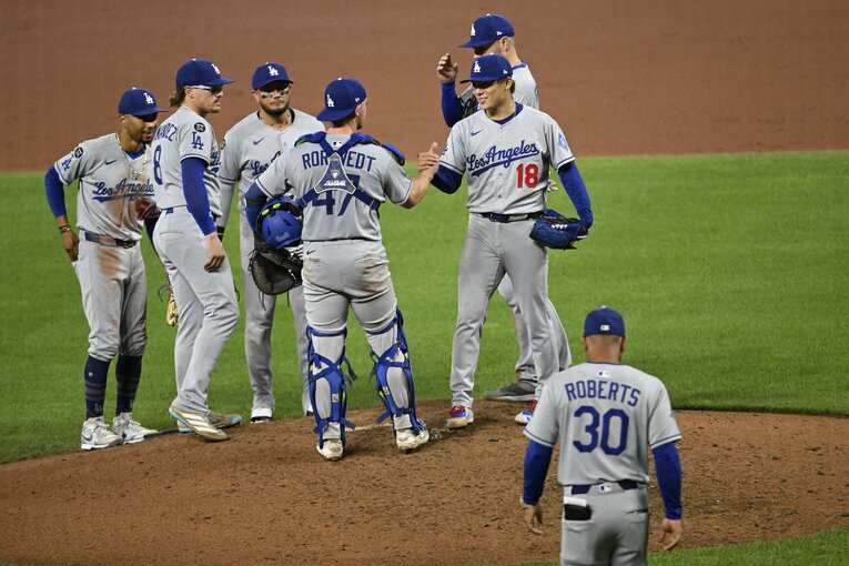 この日、初めてバッテリーを組んだロートベッドと握手してマウンドを降りる山本由伸　©︎Getty Images