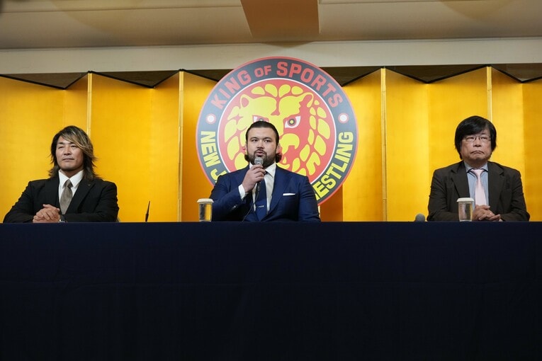 記者会見に出席した棚橋弘至社長、ウルフアロン、木谷高明オーナー　©Essei Hara