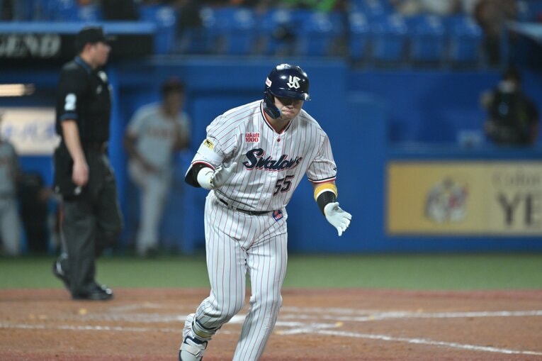 王貞治に並ぶ55号本塁打。スタンドインをみて手を叩き走り始める　©︎Hideki Sugiyama