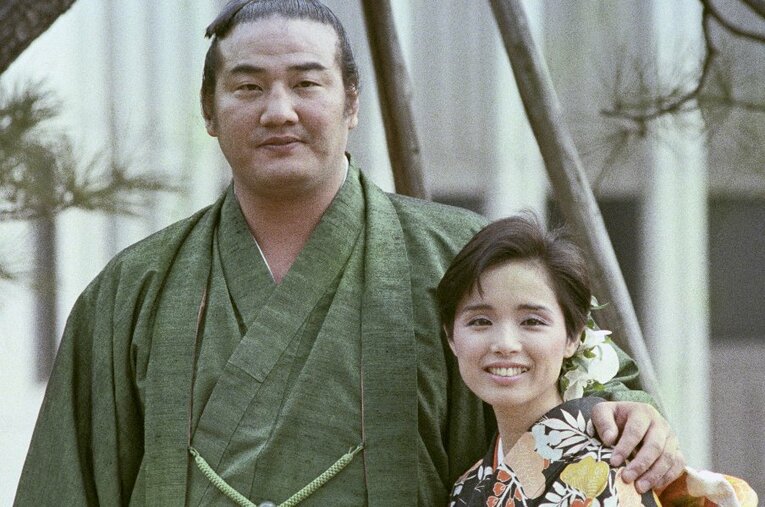 写真は1985年2月、婚約を発表した大関・若嶋津と歌手の高田みづえさん（紀尾井町のホテルニューオータニで） ／ photograph by KYODO