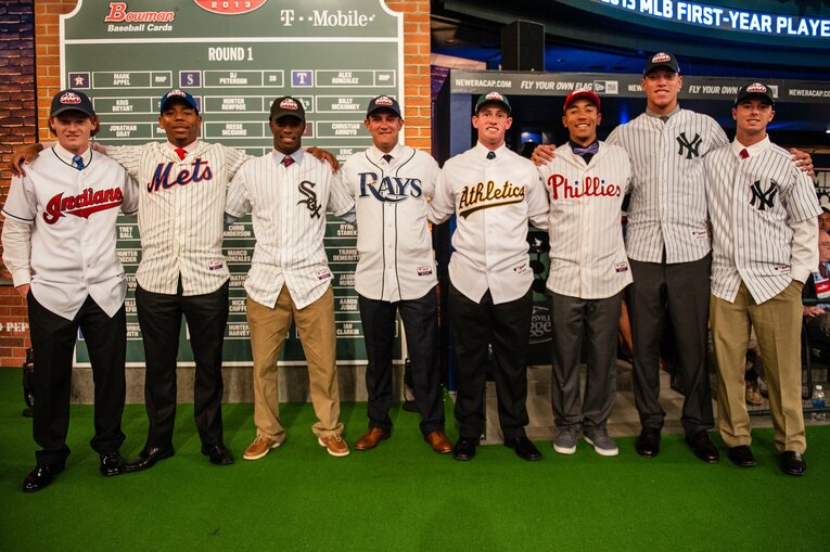 2013年のドラフト会議で指名を受けたジャッジ（右から2人目）。頭1つ抜けている　©Getty Images