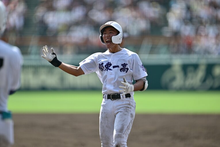 塁に出て喜ぶ市川。ショートでの堅守でチームに大きく貢献している　©Hideki Sugiyama