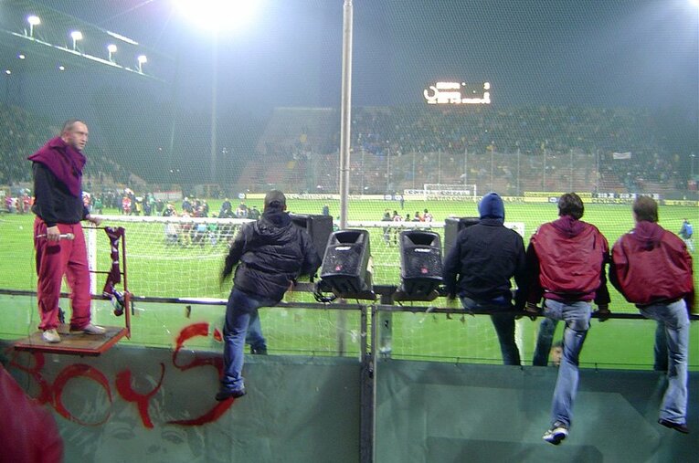 潜入写真！無法ウルトラスの実態。スタジアム内を包む炎に発煙筒……。(5) ／ photograph by Takashi Yuge