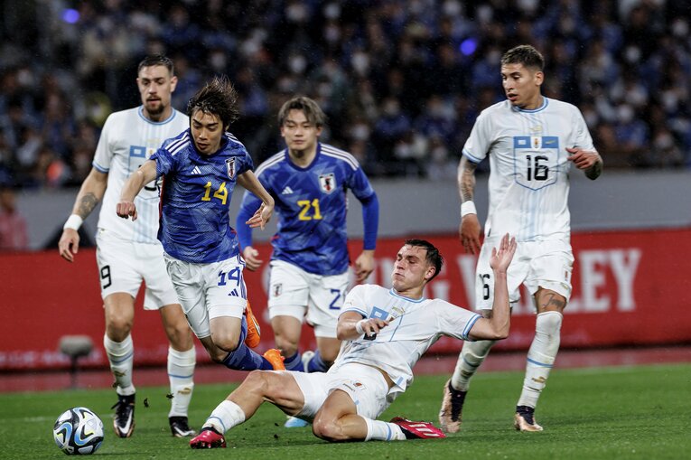23年3月、ウルグアイ戦での伊東純也。佳史扶は練習中に「体すら触れない」突破スピードに驚いたという　©Kiichi Matsumoto/JMPA