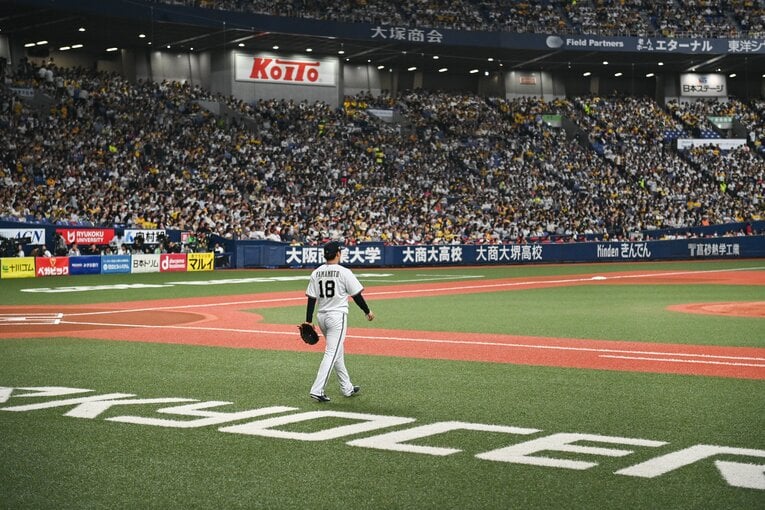 11月4日の日本シリーズ第6戦。メジャー移籍前最後のマウンドに向かう山本由伸　©Nanae Suzuki