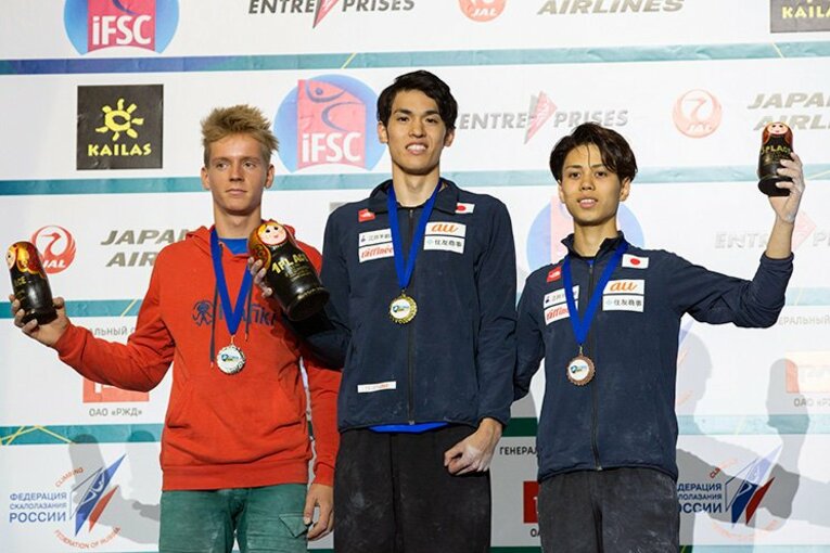 リード男子ジュニアで優勝した楢﨑明智（中央）と3位の原田海（右）。