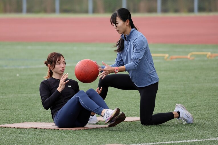 補強を行う奥野と蔵重　©Shigeki Yamamoto