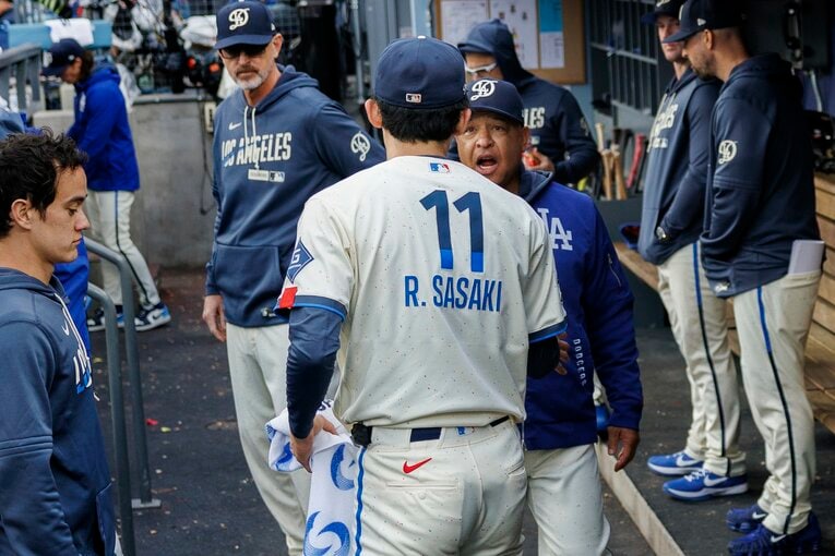 カブス戦、勝利投手の権利を得て降板する佐々木を迎えるロバーツ監督　©Getty Images
