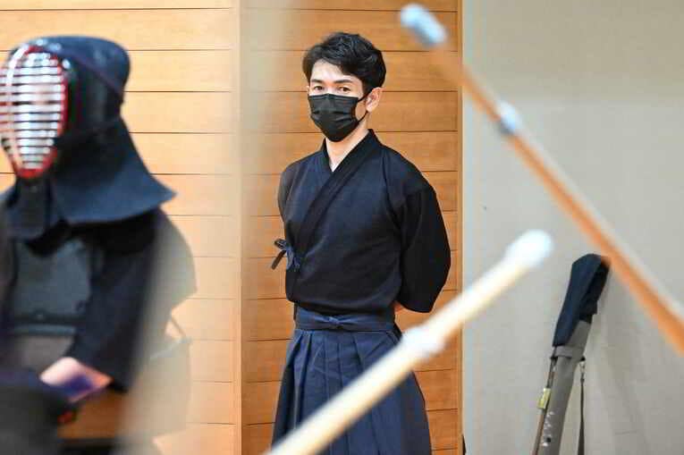 活動を見守る戸崎総代表　©Keiji Ishikawa