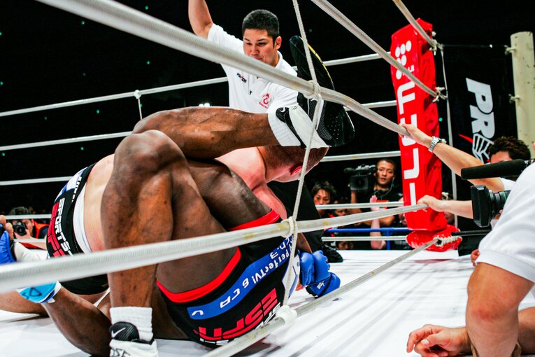 ヒョードルは冷静にポジションを入れ替え、アームロックで一本勝ち　©Susumu Nagao