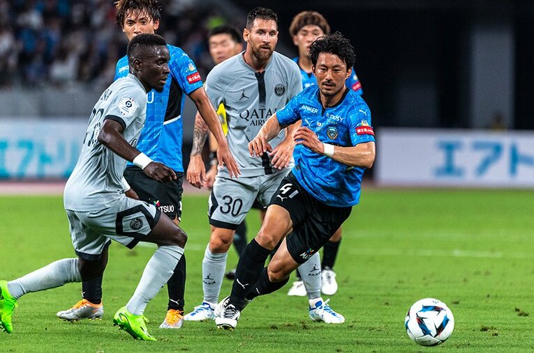 Jリーグで“1億円プレーヤー”の1人とされる川崎の家長昭博。欧州メガクラブとの財務格差は大きいが、日本の雇用状況は世界標準だと悪くない部類のようだ ／ photograph by Takuya Sugiyama