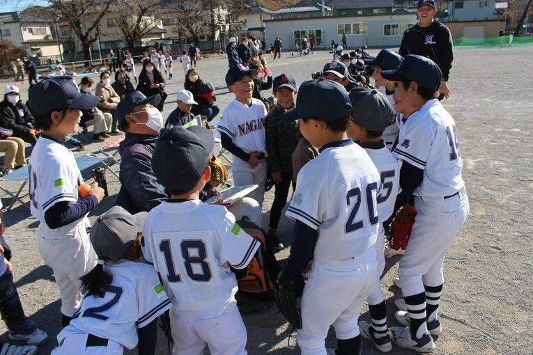 群馬県高崎市で行われた「オレンジボール」の取り組み。イニング間でも笑顔が広がる　©︎Yu Takagi