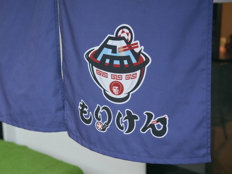 盛田さんの顔をモチーフに取り入れたお店のロゴ　©︎Yuki Suenaga