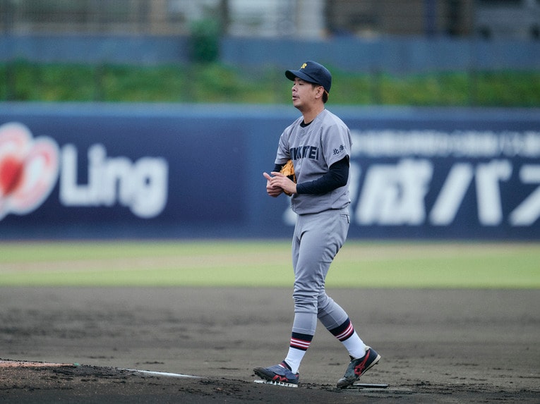 六花亭のユニフォームでマウンドに上がった多和田　©Yuki Suenaga