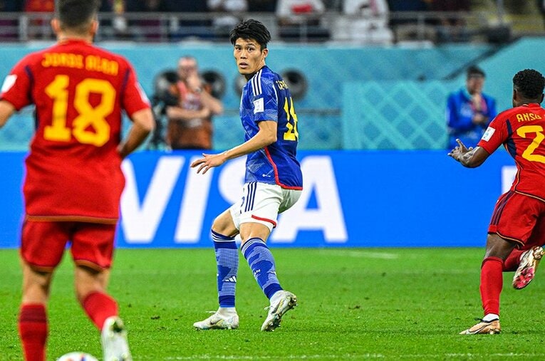 ジョルディ・アルバをケアする冨安健洋。アンス・ファティも投入されたスペインの「左」を封鎖した ／ photograph by Takuya Sugiyama/JMPA