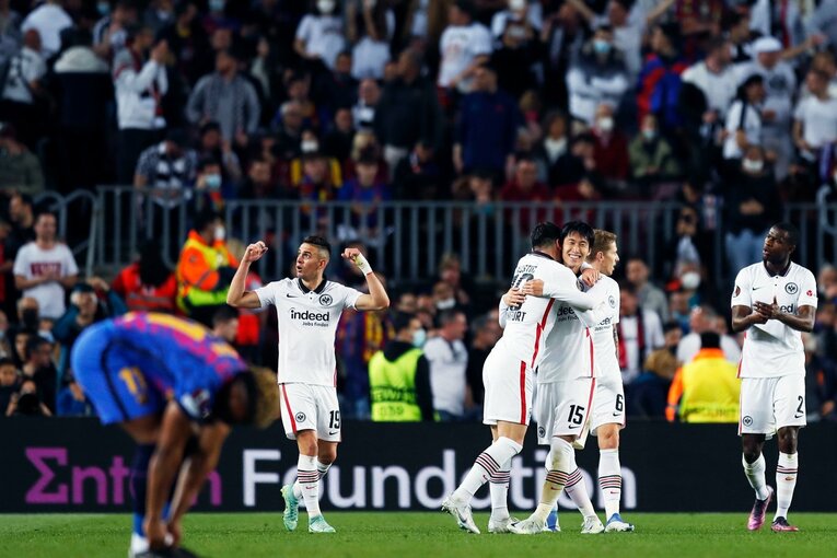 「初めて日本人がバルサのカンプノウで勝利」歴史的瞬間を撮った… 鎌田大地のアシストと献身に感動した理由〈長谷部誠も出場〉(26)