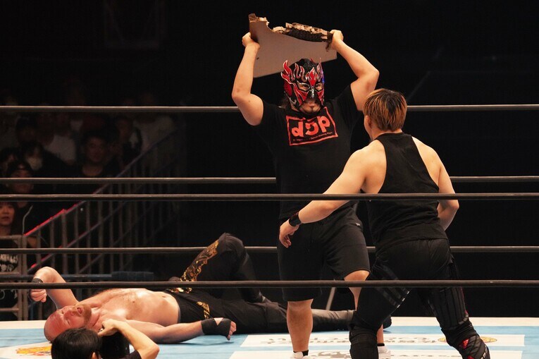 放送席から抜け出し、ジョン・モクスリーを救ったエル・デスペラード　©Essei Hara