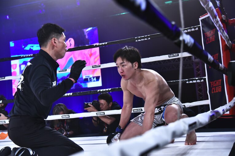 記憶が飛ぶほどのダメージを受けながらも、朝倉未来は立ち上がった　©RISE CREATION