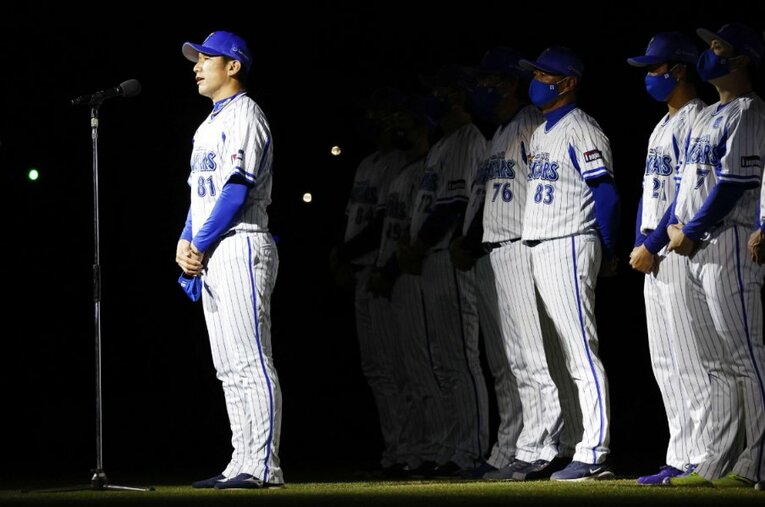 本拠地最終戦で、就任1年目は最下位という結果を受けファンに挨拶する三浦大輔監督。来季は先発投手陣の整備と脚を絡めた野球で捲土重来なるか ／ photograph by KYODO