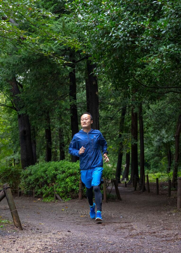 ランニングを楽しむ渡辺明三冠 ／ photograph by Bungeishunju