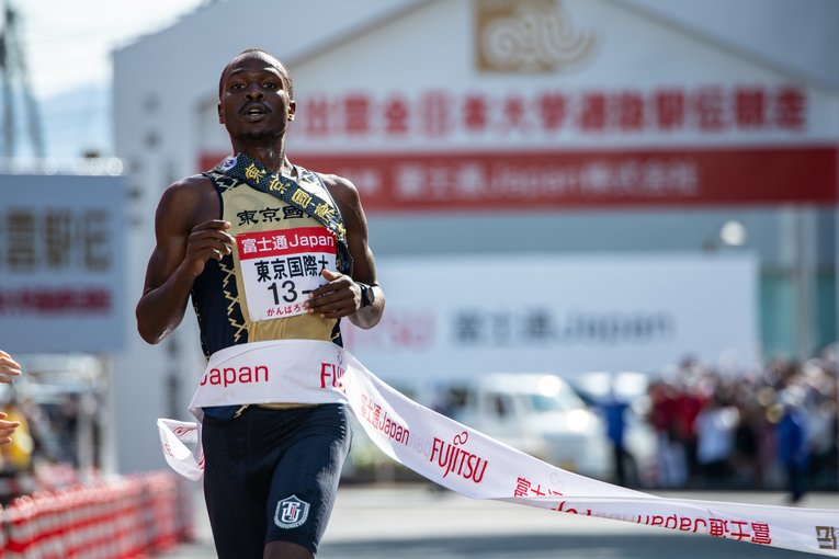出雲駅伝で初優勝した東京国際大。3区から先頭を走り、6区ヴィンセントに1位でタスキをつないだ。ヴィンセントは29分21秒で区間賞　©Nanae Suzuki