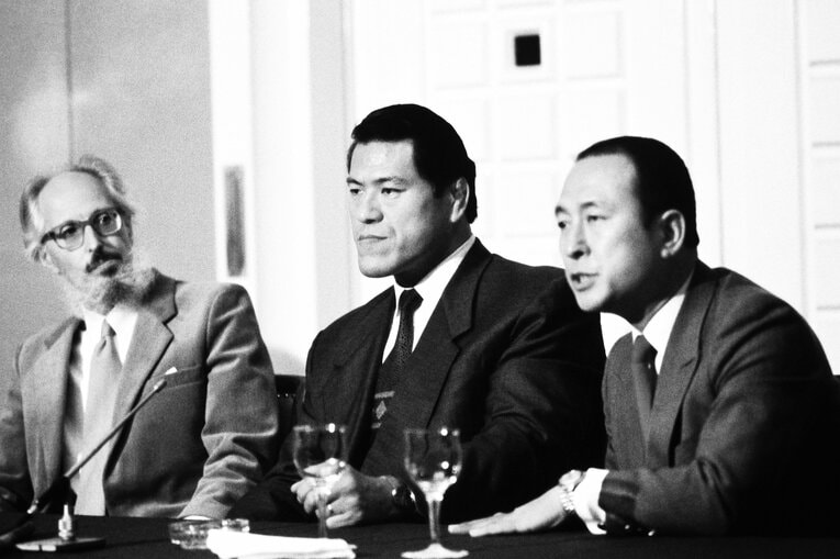 湾岸危機の中、バグダッドでの「平和の祭典」開催を発表するアントニオ猪木と通訳する野崎和夫さん