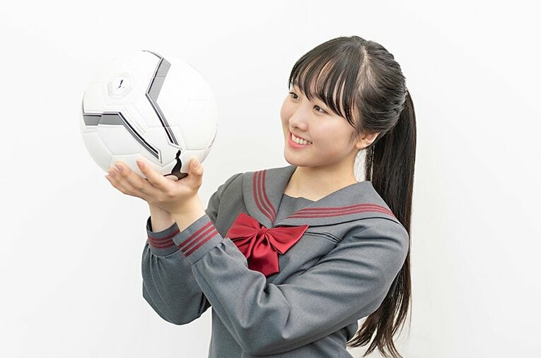 恒例のリフティング挑戦は6回に。「負けず嫌いなので、100回を目指したいです（笑）」 ／ photograph by Wataru Sato