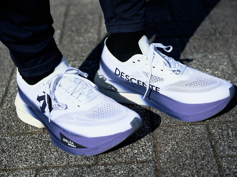 デサントが満を持して発売するレーシングシューズのDELTAPRO EXP V3