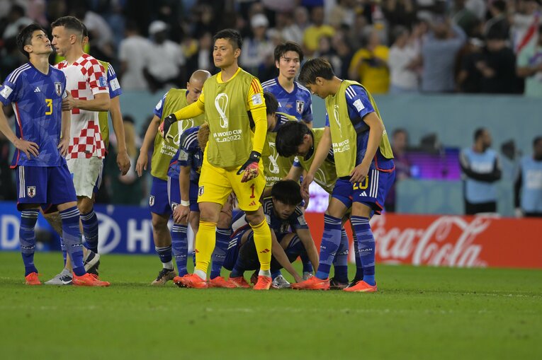 クロアチア戦後、選手たちをなぐさめ、自身も涙する川島　©Koki Nagahama／JMPA