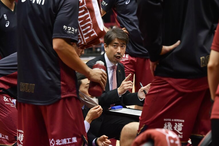 佐藤賢次HC (C)KAWASAKI BRAVE THUNDERS