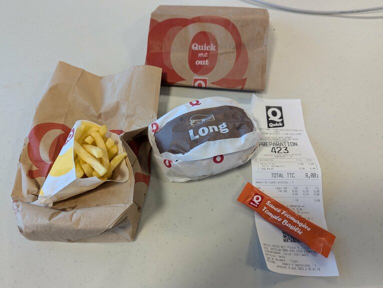 「Quick」のベーコンバーガーとポテト。お値段は9ユーロ（約1440円）　©Yu Saito